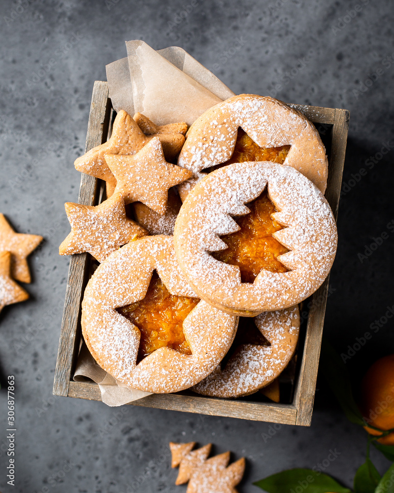 Fototapeta premium Christmas gingerbread cookies with tangerine jam