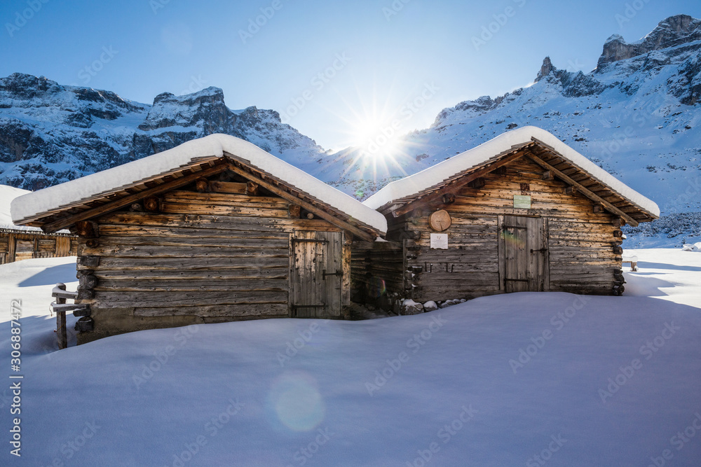 Idyllische Winterlandschaft in den Alpen (Österreich, Vorarlberg, Montafon)