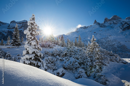 Idyllische Winterlandschaft in den Alpen (Österreich, Vorarlberg, Montafon) © andhall