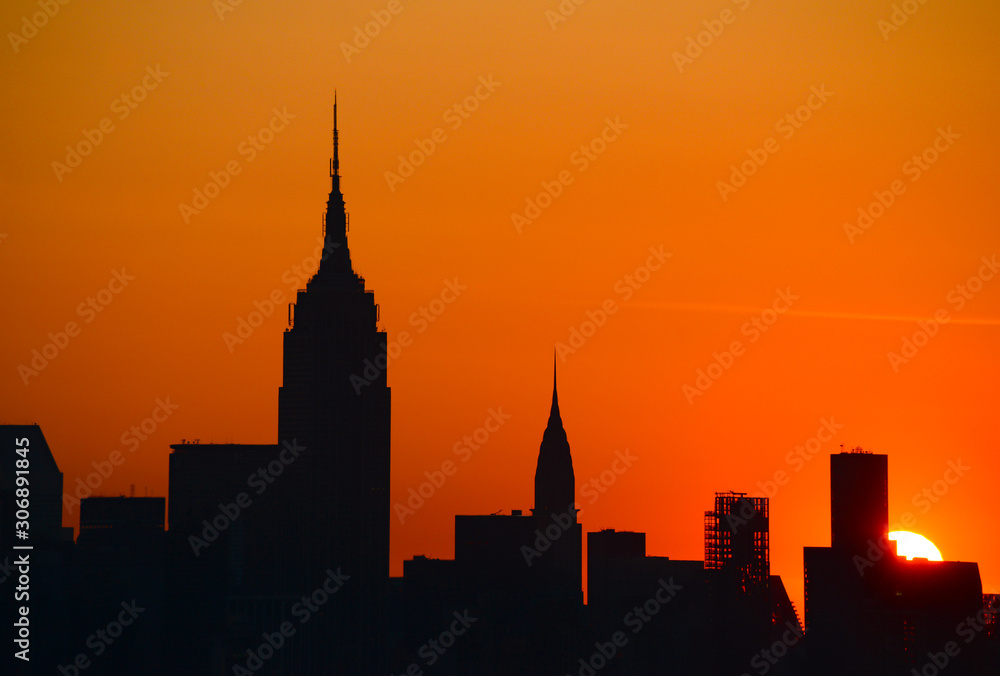 Manhattan Wolkenkratzer Silhouetten Empire State Building Chrysler Building Sonnenaufgang Orange Sehenswürdigkeiten New Jersey Osten Sonne Feuerball