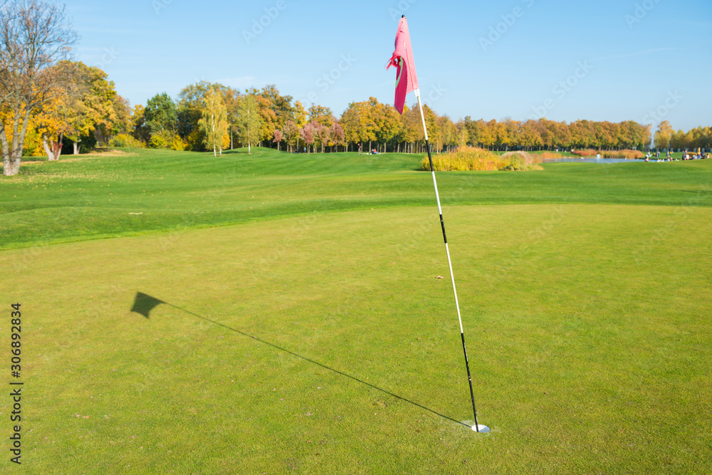 Obraz premium Golf flag near trap on green golf field
