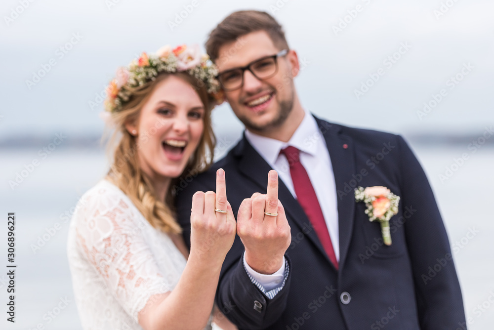 Lachendes Brautpaar zeigt seine Ringe Lachendes Brautpaar zeigt seine Ringe