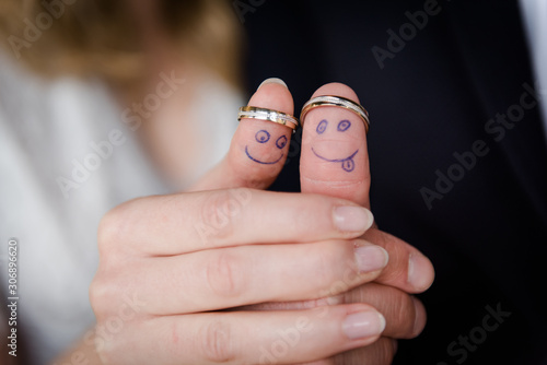 Witzige Gesichter an den Fingern mit Eheringen