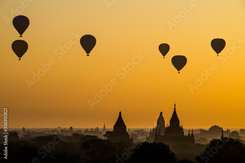 Globos sobrevolando los templos de Bagan en Myanmar