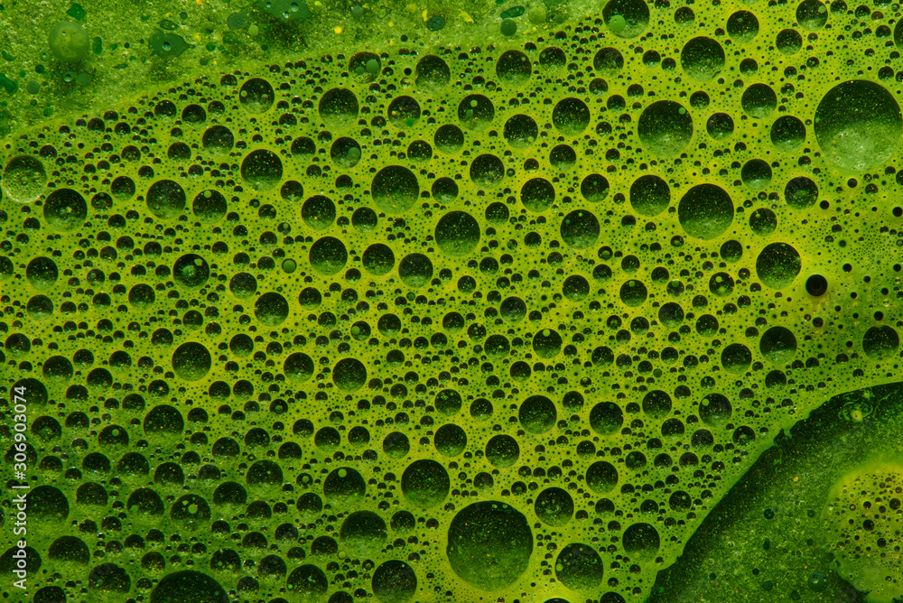 Fototapeta Streszczenie płynne tło świeży zielony sok warzywny z bąbelkami wody, geometryczne koła chlorofil