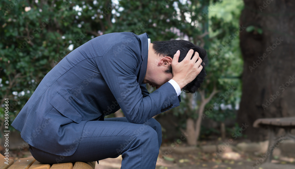 頭を抱える男性 頭を抱える男性