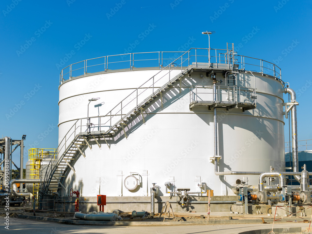 Obraz premium oil and gas processing round tank