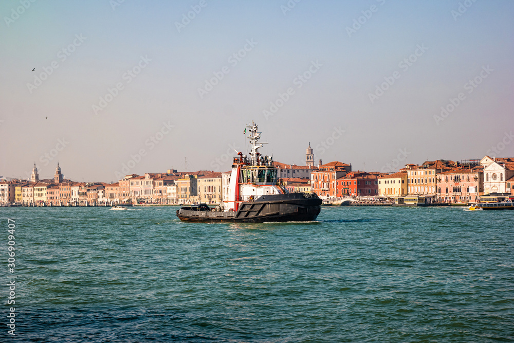 Obraz premium Powerful tugboat for cruise liners sailing in Venetian Lagoon
