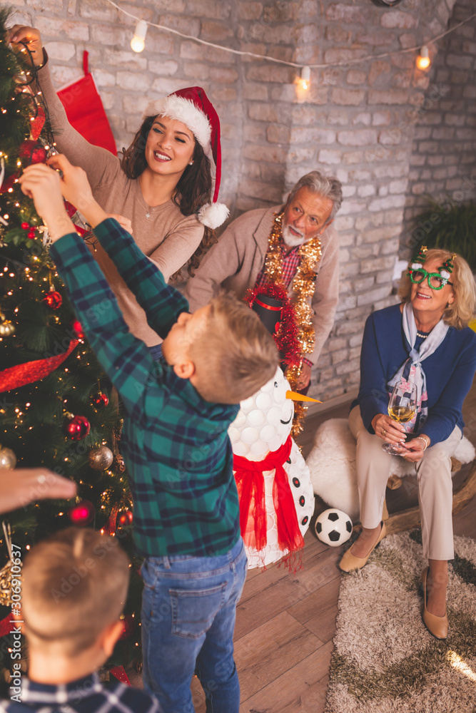 Fototapeta premium Family decorating Christmas tree