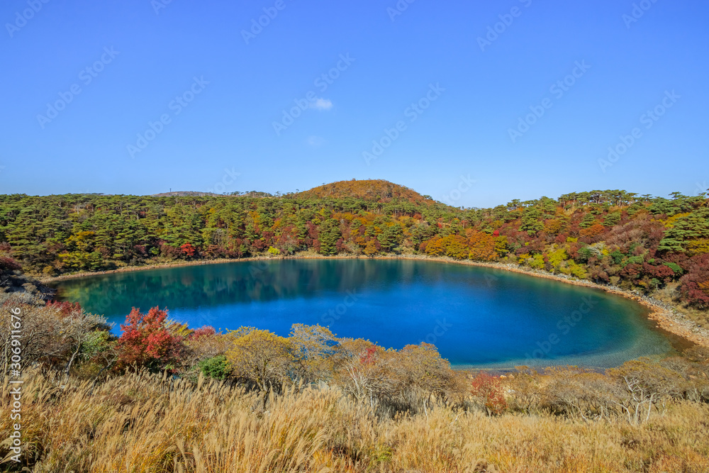 Fototapeta premium 秋のえびの高原 不動池 宮崎県えびの市 Ebino plateau hudou pond autumn Miyazaki Ebino city