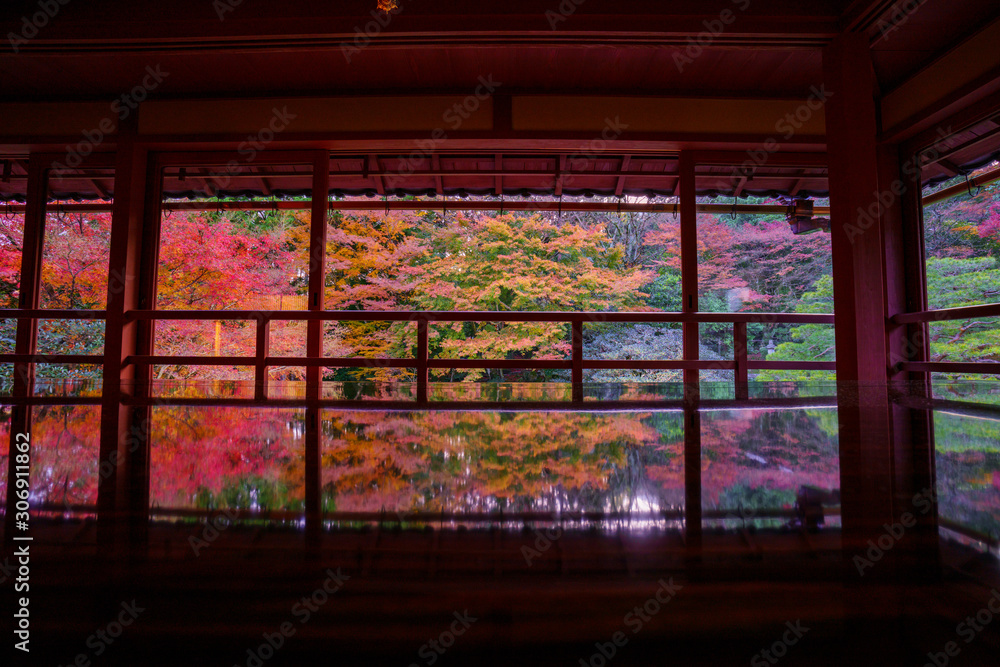 日本家屋から見た紅葉