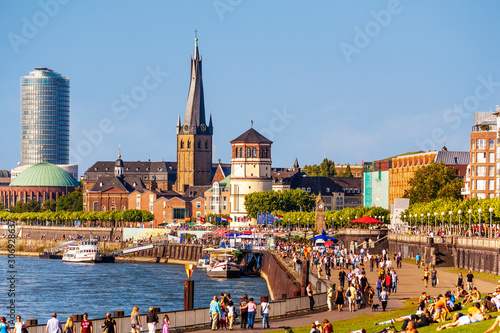 Sommerlicher Feierabend an der Rheinpromenade Düsseldorf