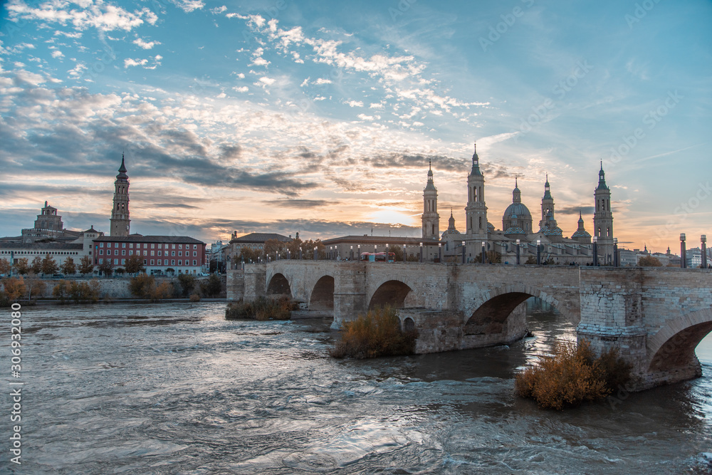 Obraz premium Zaragoza November 29, 2019, Rio Ebro as it passes through the city of Zaragoza