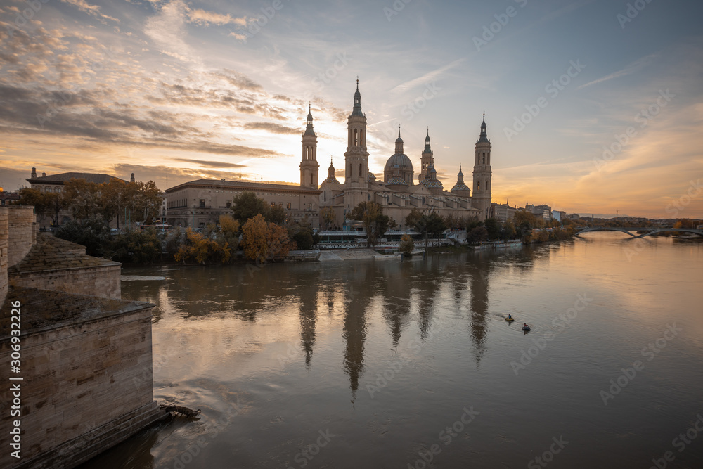 Fototapeta premium Zaragoza November 29, 2019, Rio Ebro as it passes through the city of Zaragoza