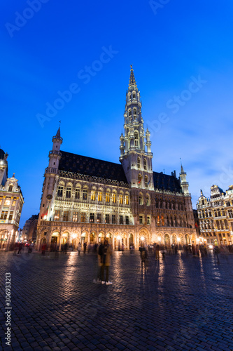 Grand Place in Brussels at night, Belgium © LALSSTOCK