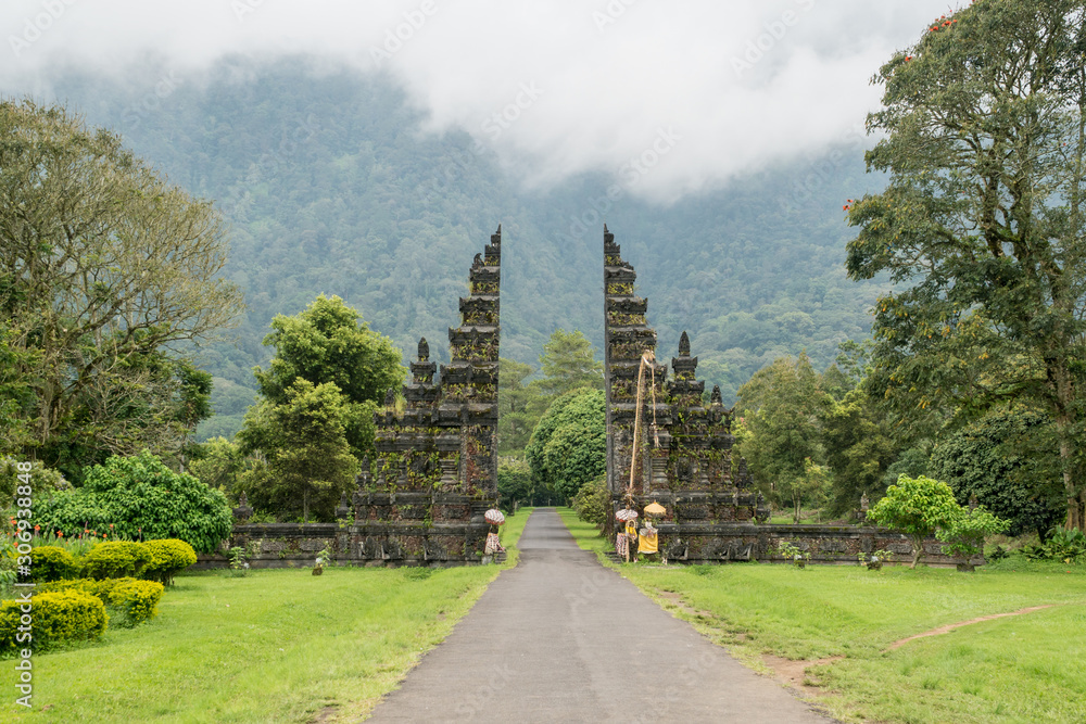 Fototapeta premium Handara Gates -famouse balinese architechtural and spiritual attraction on Bali, Indonesia