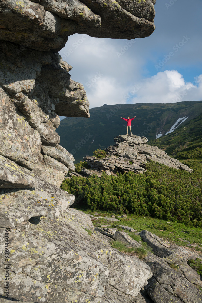 Naklejka premium People among the majestic mountains