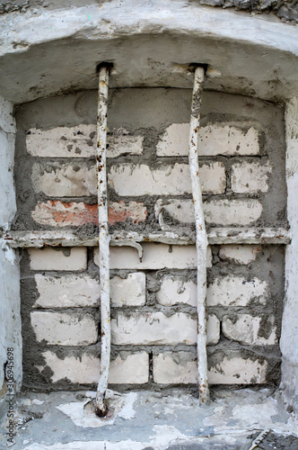 Das Fenster eines ehemaligen Gef  ngnis  Arrestzelle einer Sowjetischen Garnison