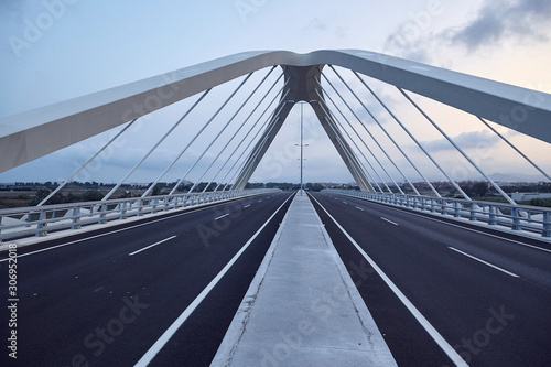 Fototapeta Naklejka Na Ścianę i Meble -  Puente nuevo con carretera con varios carriles