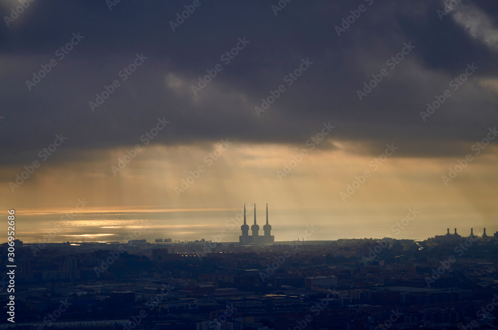 Fototapeta premium Cielo nublado con un claro de luz dorada en el horizonte en Barcelona
