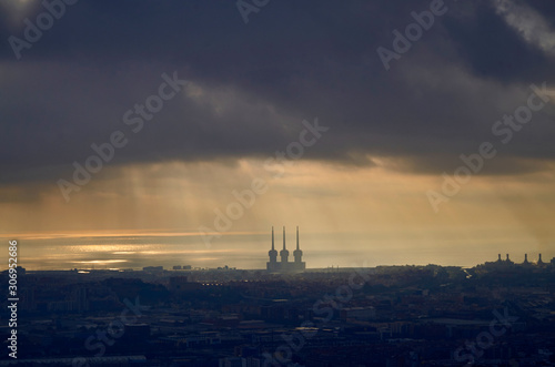 Cielo nublado con un claro de luz dorada en el horizonte en Barcelona