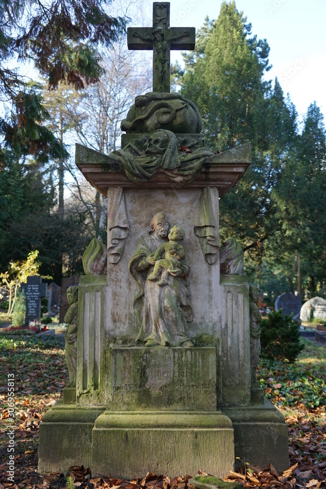 Beeidruckendes historisches Grab auf dem Friedhof von Landau in der Pfalz
