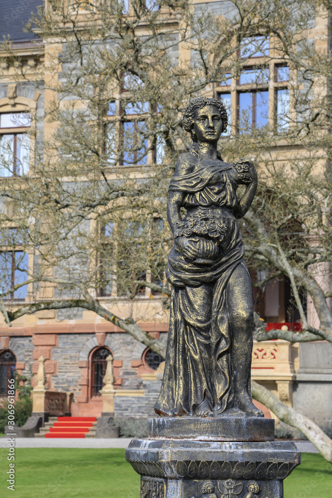 Weinbau an der Mosel: Frauen Statue im Garten des historischen Schlosses Lieser im Weinort Lieser nahe Bernkastel-Kues