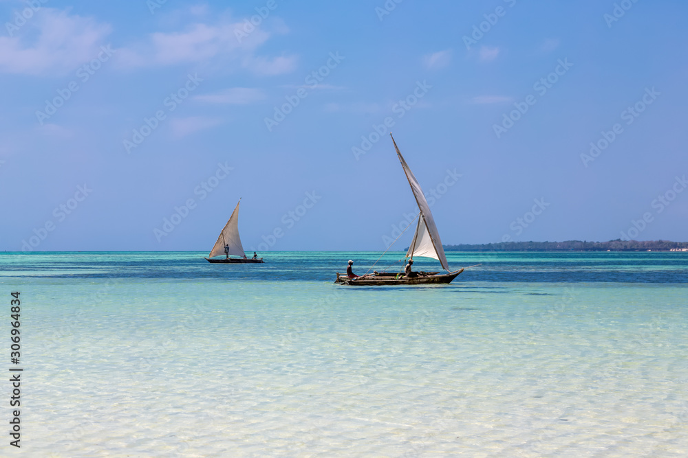 Obraz premium Two Traditional Dhow Boats Sailing