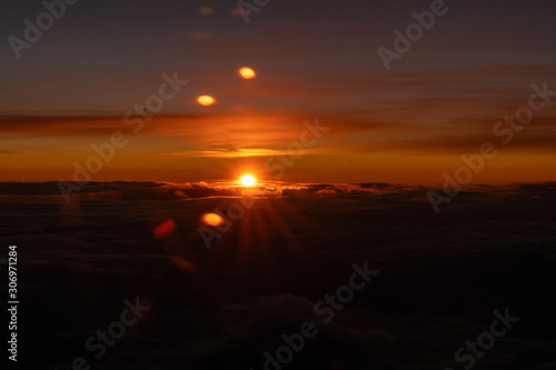 Sonnenuntergang aus Flugzeug über den Wolken