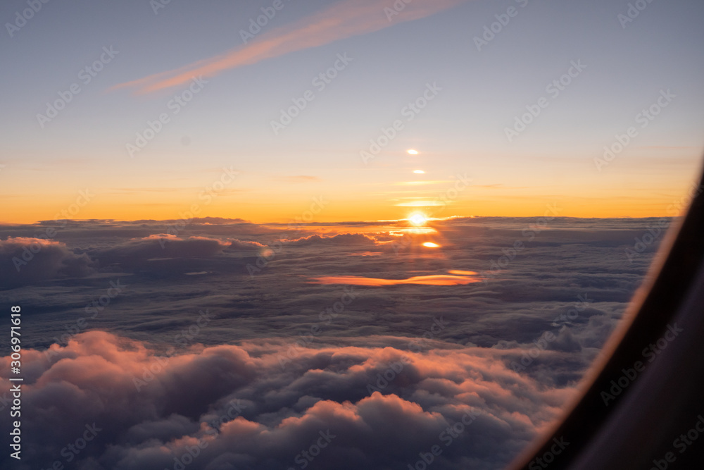 Sonnenuntergang aus Flugzeug über den Wolken - obrazy, fototapety, plakaty 