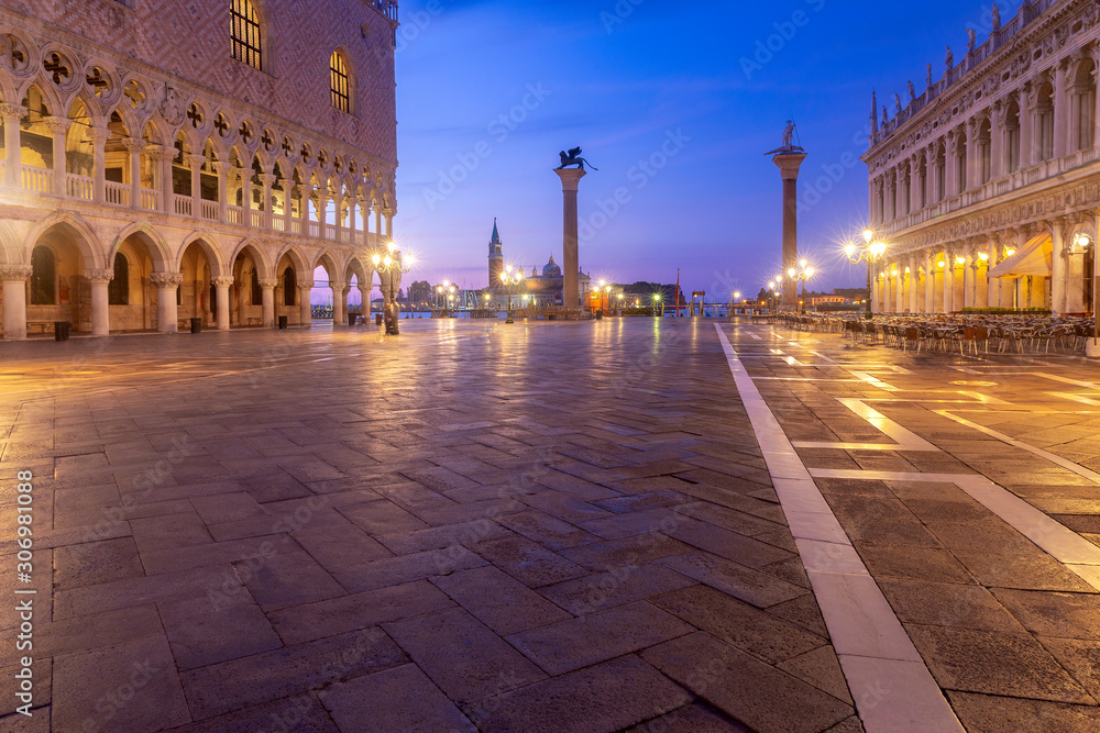 Naklejka premium Venice. St. Mark's Square at dawn.