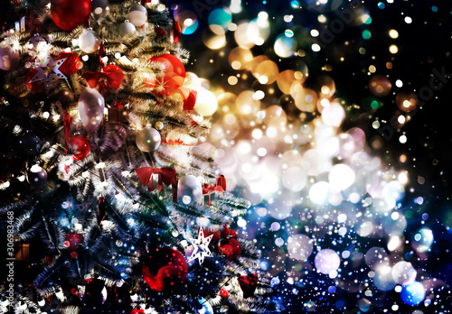 Christmas tree against a glittery luminous background © Minerva Studio