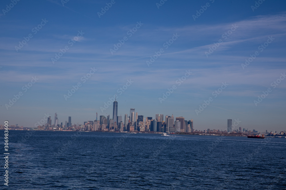 Fototapeta premium New York skyline from Staten Island from ferryboat