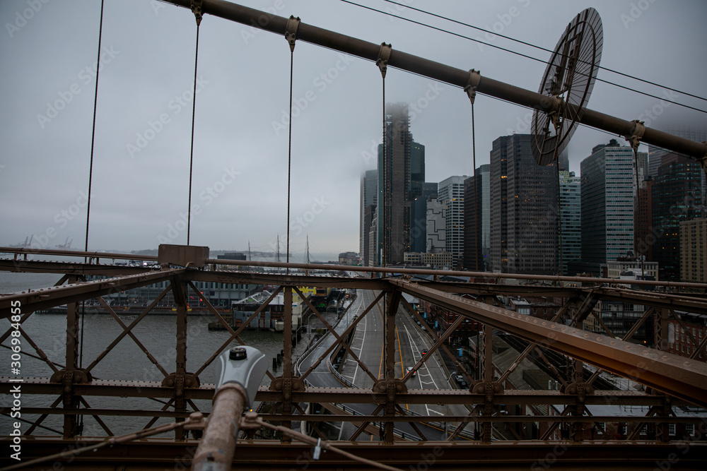 Fototapeta premium Brooklyn bridge under the rain and mist