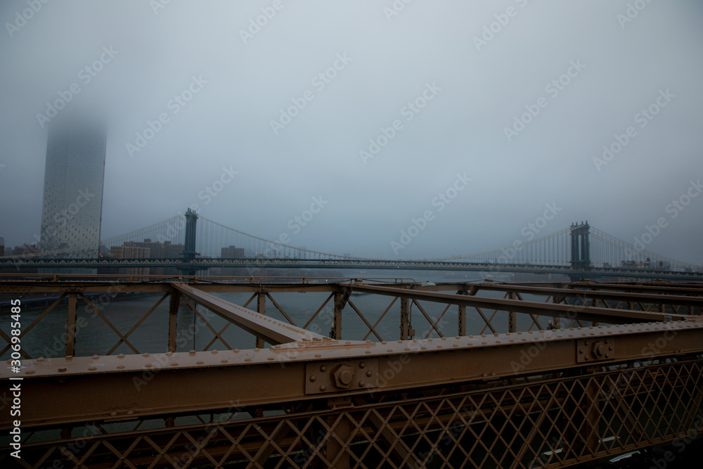 Naklejka premium Brooklyn bridge under the rain weather