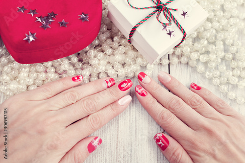 art christmas manicure  red and white color