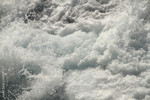 Weisser Schaum und Wellen auf der Wasseroberfläche im Meer. Gischt am Ozean bei einer Fahrt mit dem Schiff. Wasser in Bewegung. Fluten 4