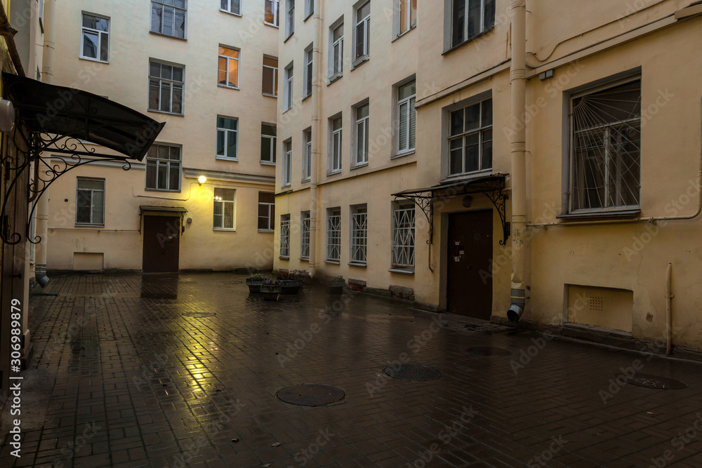 Fototapeta premium old courtyard in St. Petersburg. Russia