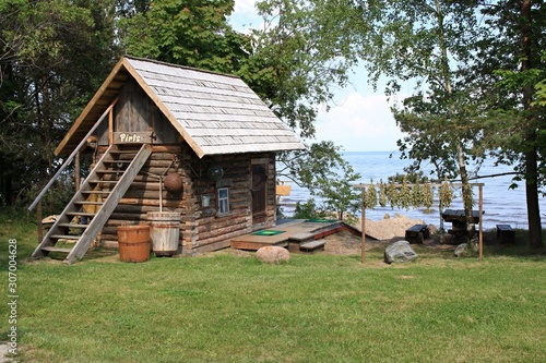 Quadro em tela Small wooden bathhouse on the shore of the bay in Kepming
