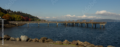 Obraz na plátne Tacoma's Ruston Way waterfront park and docks looking West