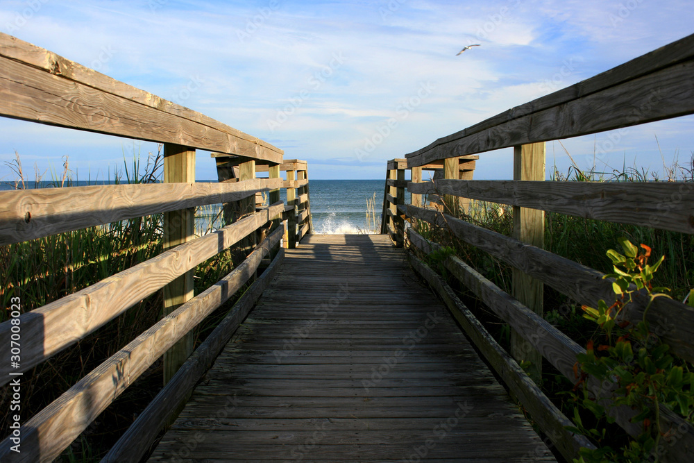Obraz premium Wooden footbridge to the beach