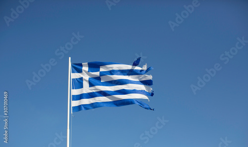 drapeau flottant dans le ciel de grece photo