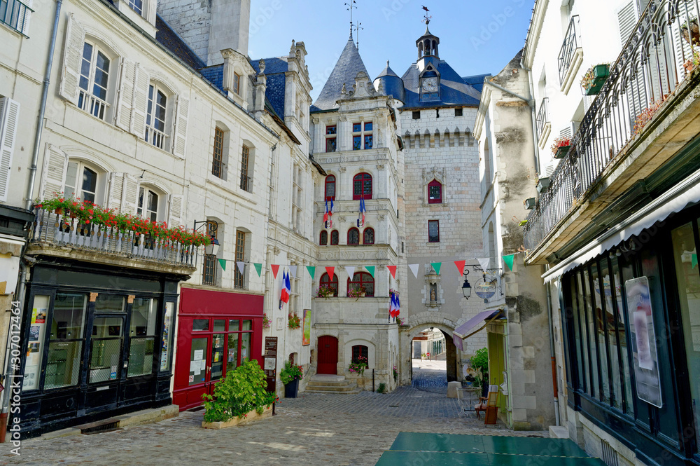 Place de l’hôtel de ville de Loches, Indre-et-Loire, région Centre-Val de Loire , France.
