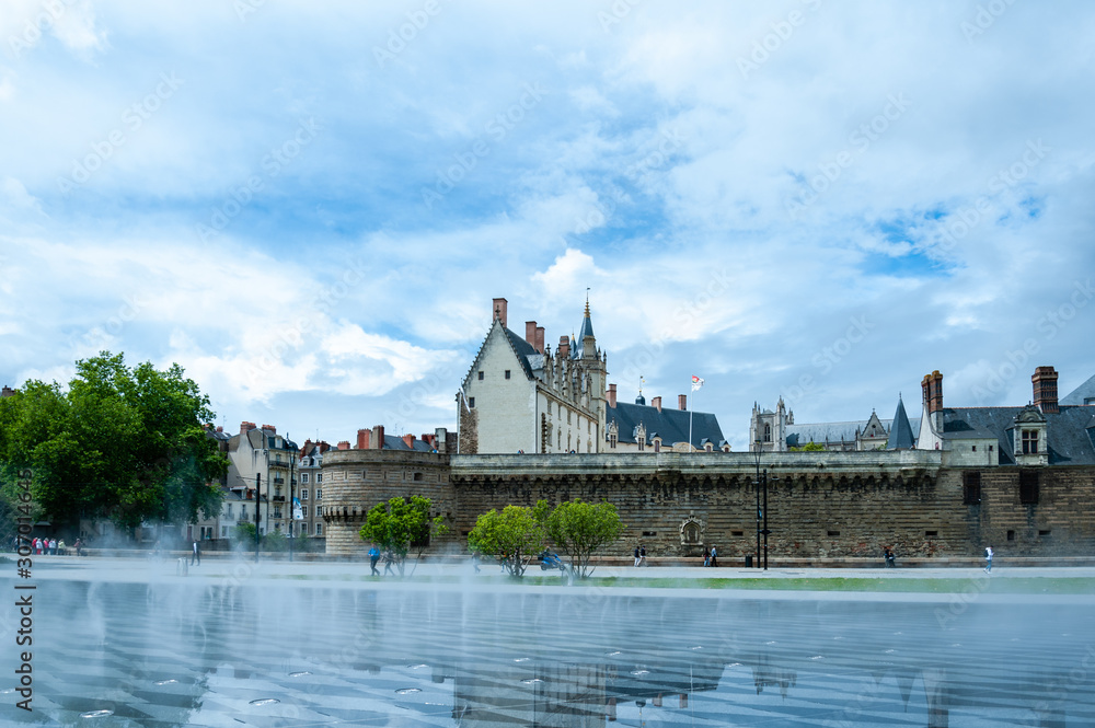 Chateau des ducs de Bretagne et miroir d'eau