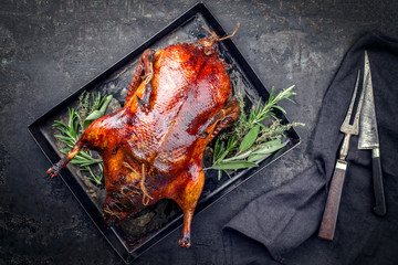 Fototapete Peking Gefüllte Peking-Ente mit frischen Kräutern  © HLPhoto