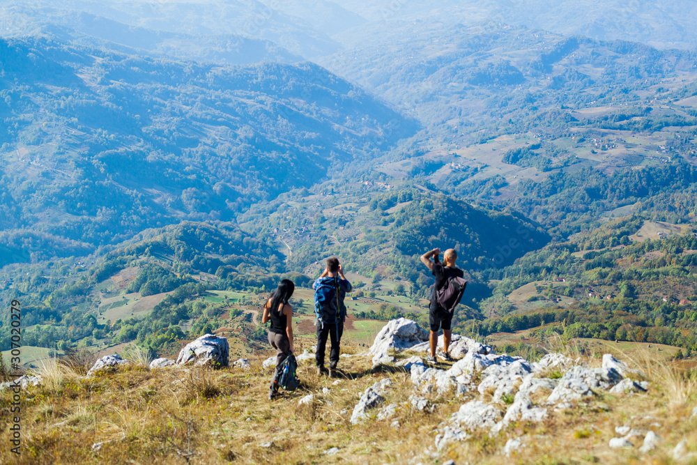 Obraz premium Hikers on the peaks taking photo of beautiful natural landscape view in Serbia