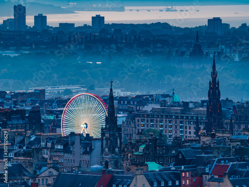 Edynburg / Szkocja - 24 sierpień 2019: Widok na Edynburg ze wzgórza w Holyrood Park wieczorem