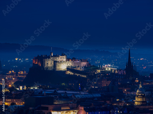 Fototapeta Naklejka Na Ścianę i Meble -  Edynburg / Szkocja - 24 sierpień 2019: Widok na Edynburg ze wzgórza w Holyrood Park wieczorem