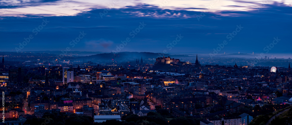 Edynburg / Szkocja - 24 sierpień 2019: Widok na Edynburg ze wzgórza w Holyrood Park wieczorem