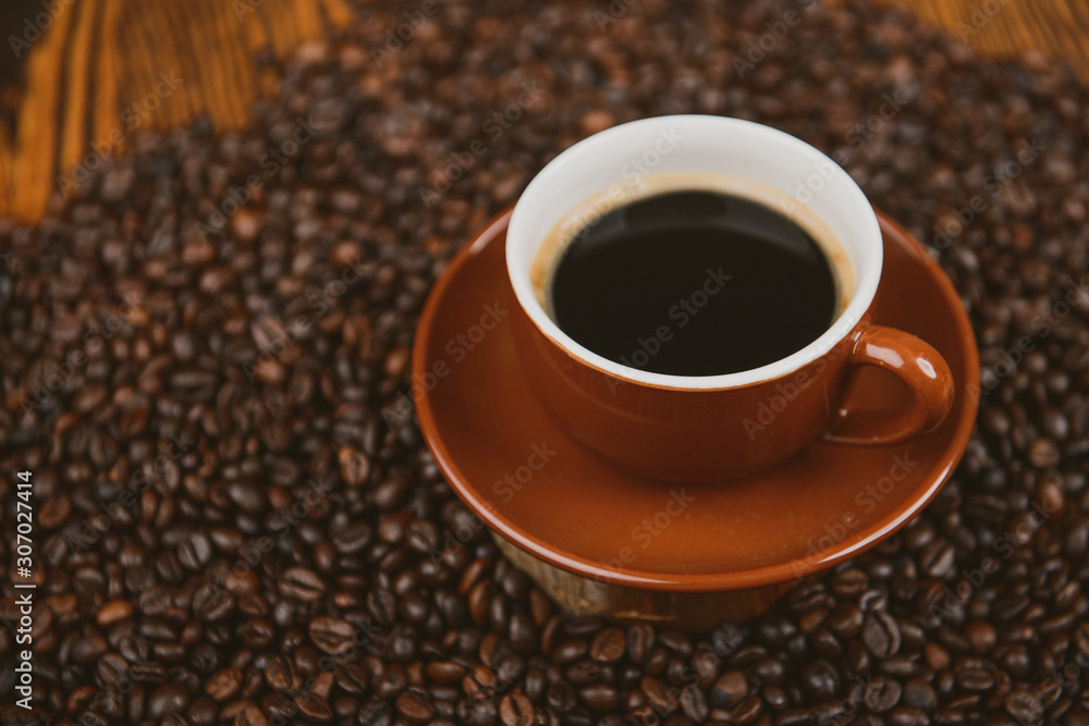 Obraz premium Coffee cup and beans background